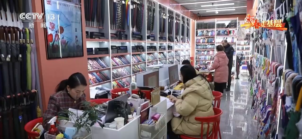 指成拳”凝聚合力 “品牌出海”成为义乌热词mg不朽情缘游戏网站登录新春走基层 “攥(图4)