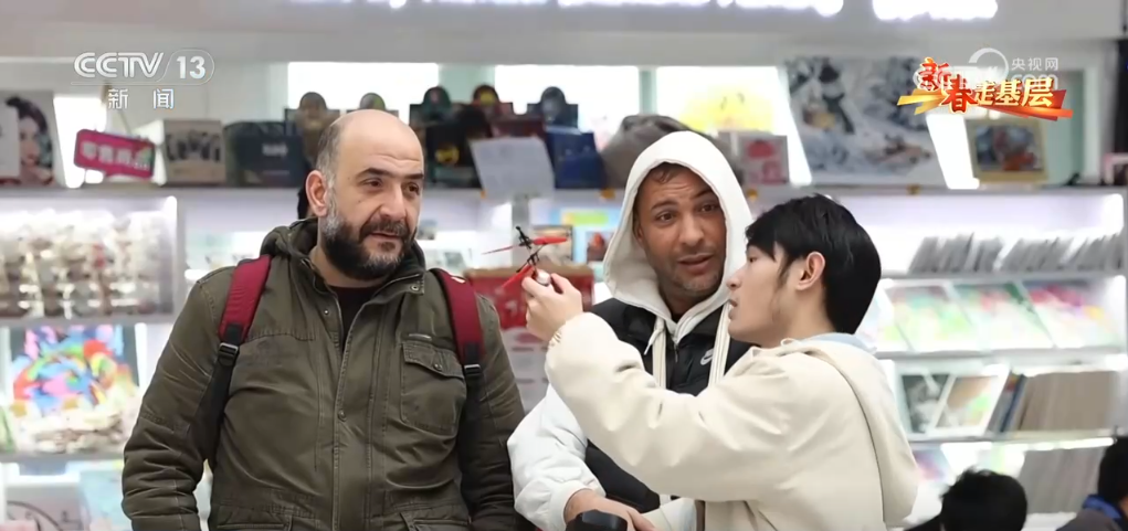 指成拳”凝聚合力 “品牌出海”成为义乌热词mg不朽情缘游戏网站登录新春走基层 “攥(图3)